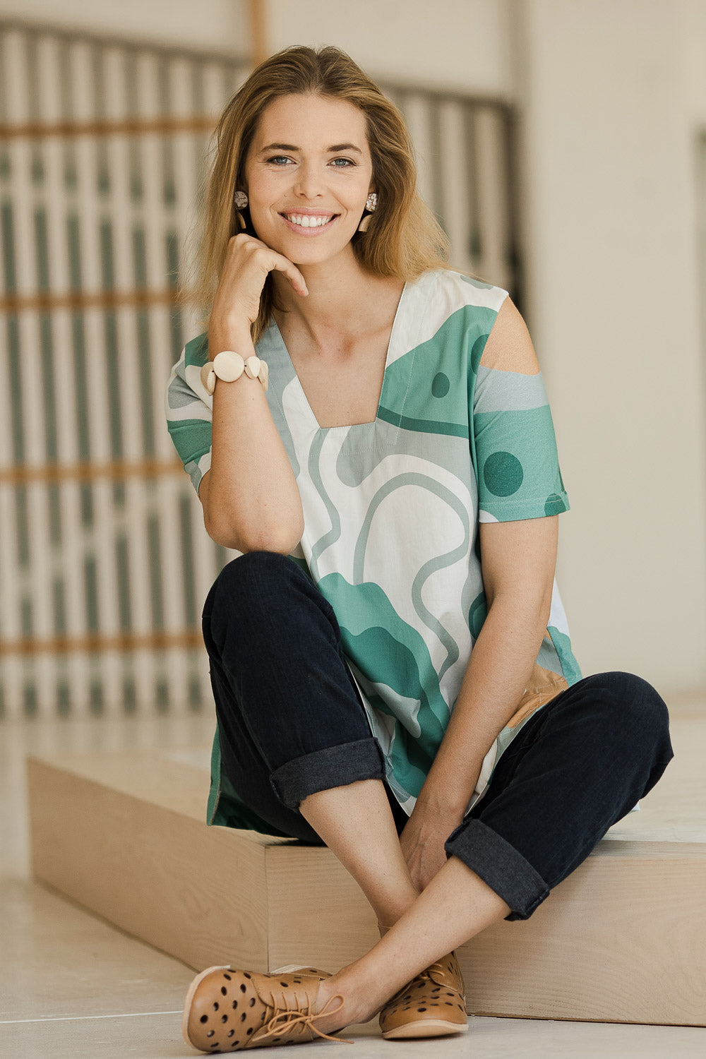 Model Phoebe wearing size 10 of the Avslappnad Top in colour Lagoon (Blue), from the front, showing the whole outfit