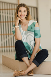 Model Phoebe wearing size 10 of the Avslappnad Top in colour Lagoon (Blue), from the front, showing the whole outfit