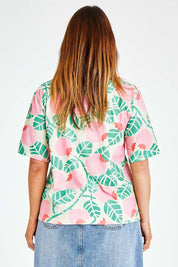 Model Laura wearing size 14 of the Solsken Tee in colour Crelingon, from the back