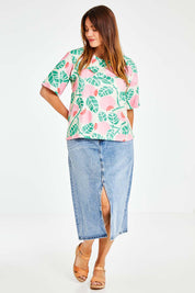 Model Laura wearing size 14 of the Solsken Tee in colour Crelingon, from the front, showing the whole outfit
