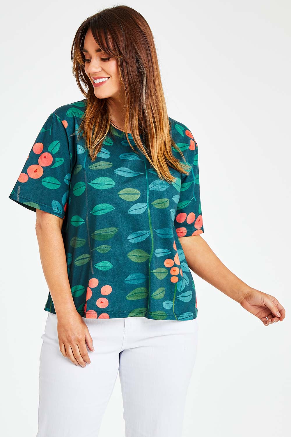 Model Laura wearing size 14 of the Solsken Tee in colour Navjuniper (Blue), from the front, cropped image