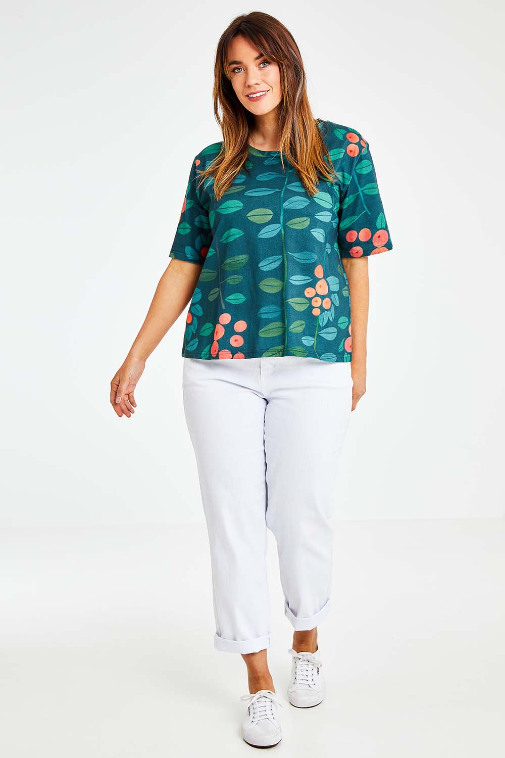 Model Laura wearing size 14 of the Solsken Tee in colour Navjuniper (Blue), from the front, showing the whole outfit