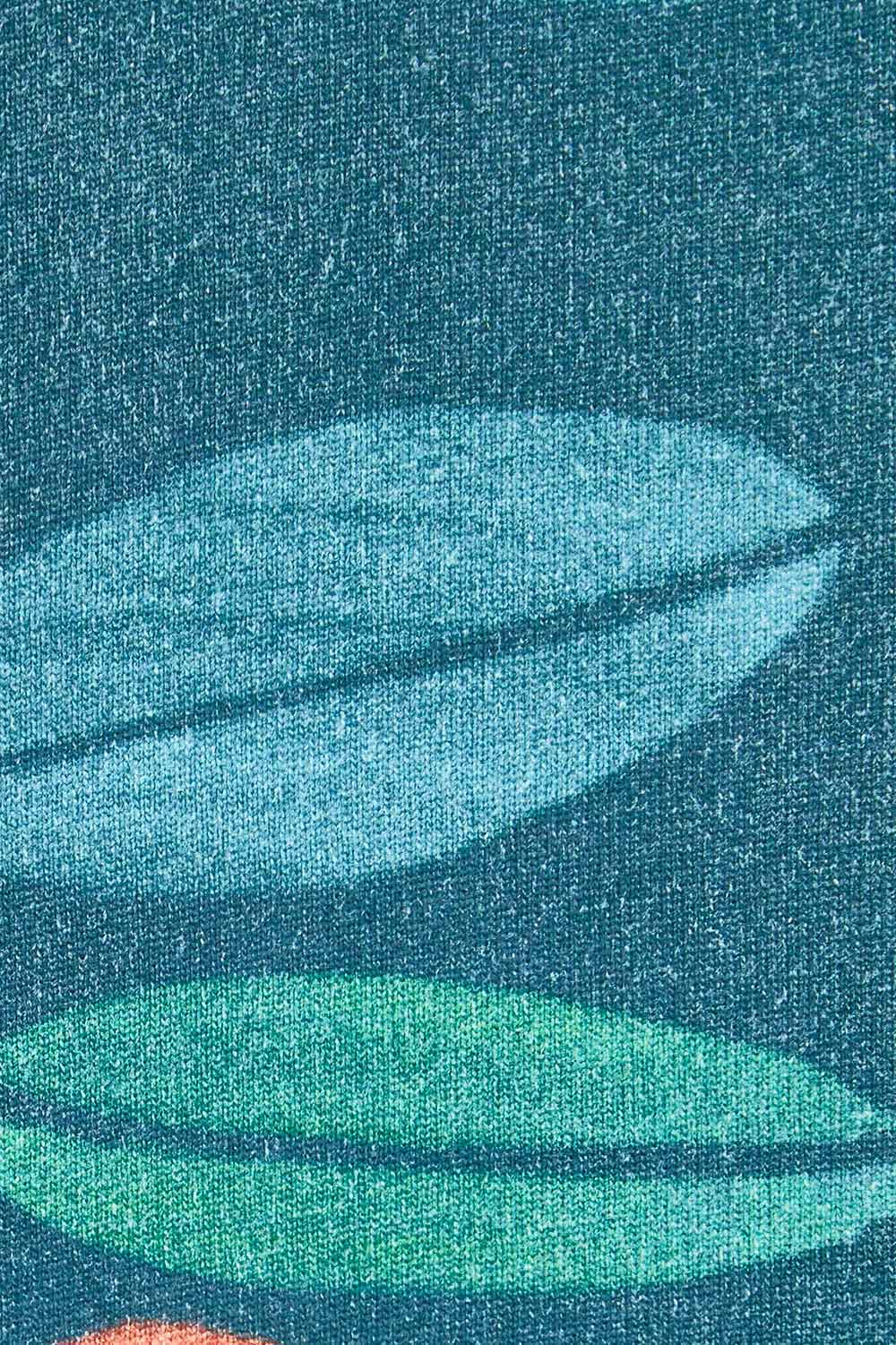 Product shot of the Solsken Tee in colour Navjuniper (Blue), detail