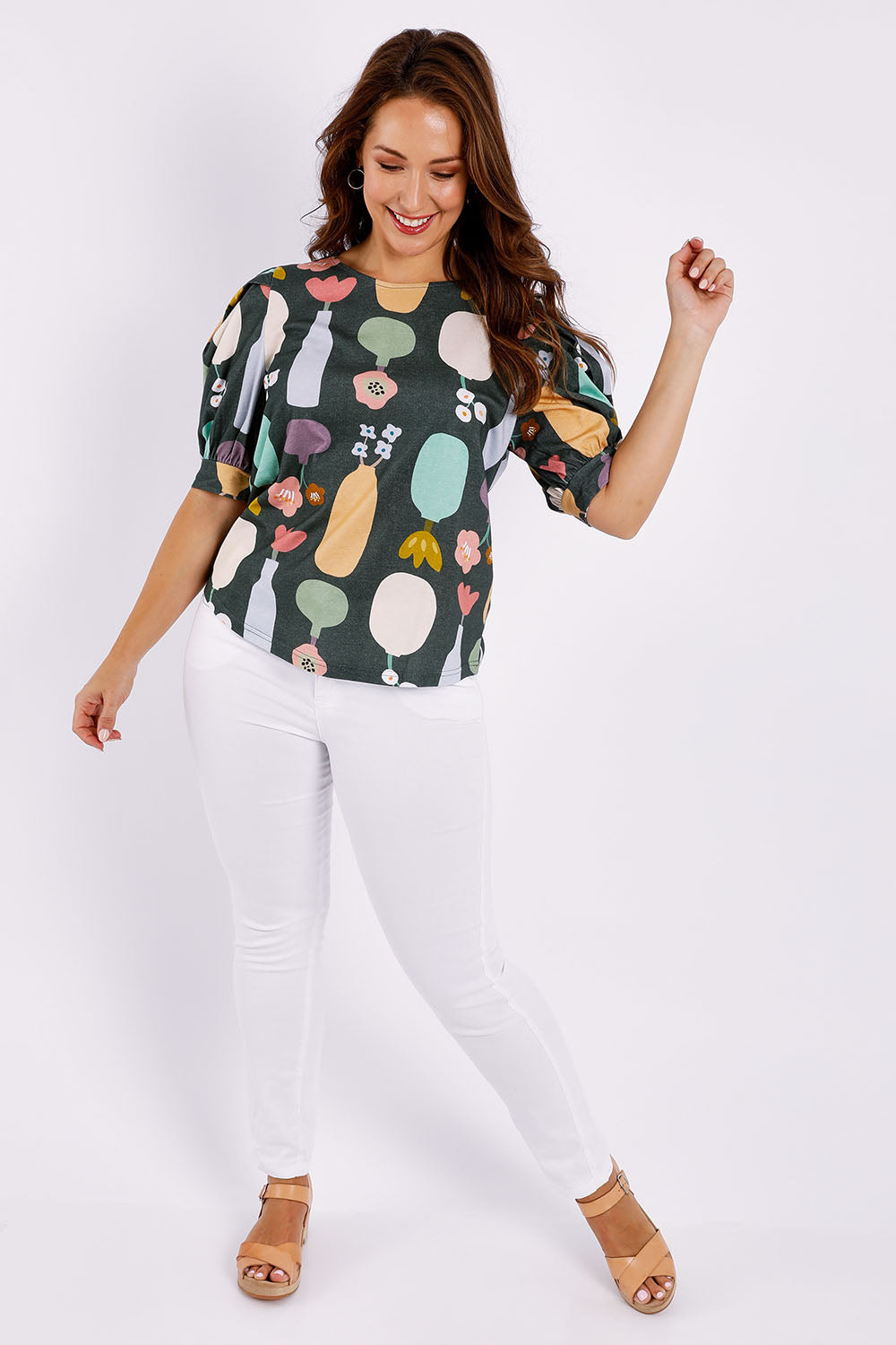 Model Jessica wearing size 14 of the Barnslig Puff Sleeve Tee in colour Pottery (Grey), from the front, showing the whole outfit
