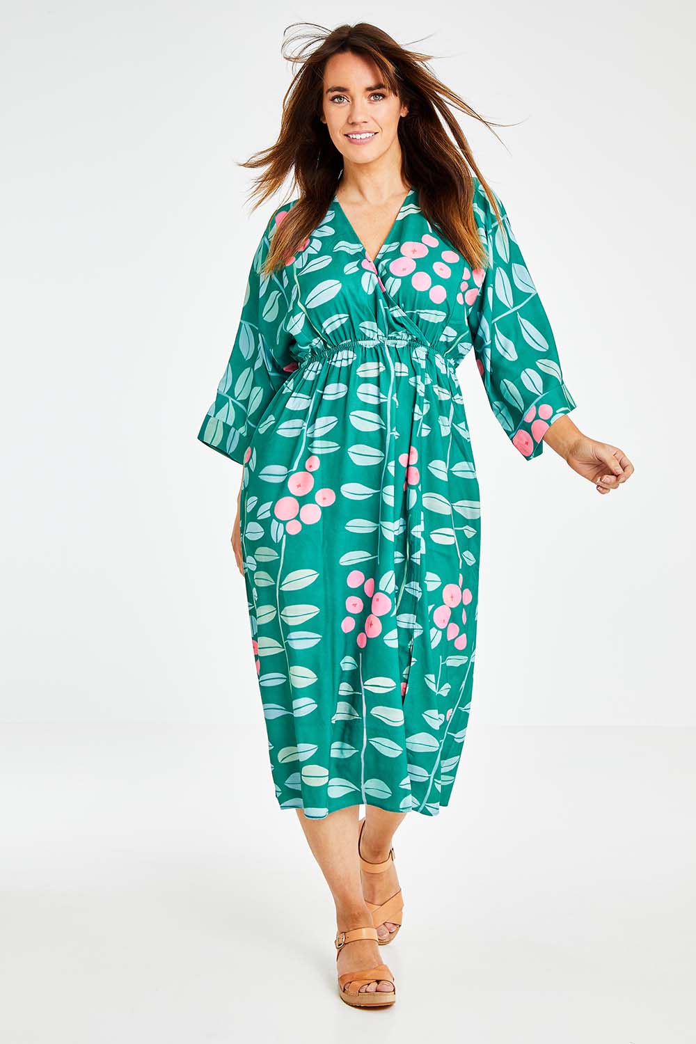 Model Laura wearing size 14 of the Middag Dress in colour Grejuniper (Green), from the front, showing the whole outfit