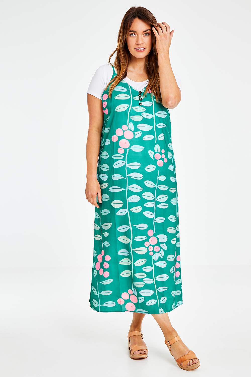 Model Laura wearing size 14 of the Flytande Maxi Dress in colour Grejuniper (Green), from the front, showing the whole outfit