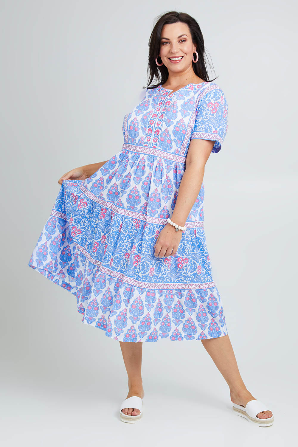 Model Poppy wearing size 16 of the Bilgola Beach Cotton Dress in colour Bluepink (Blue), from the front, showing the whole outfit