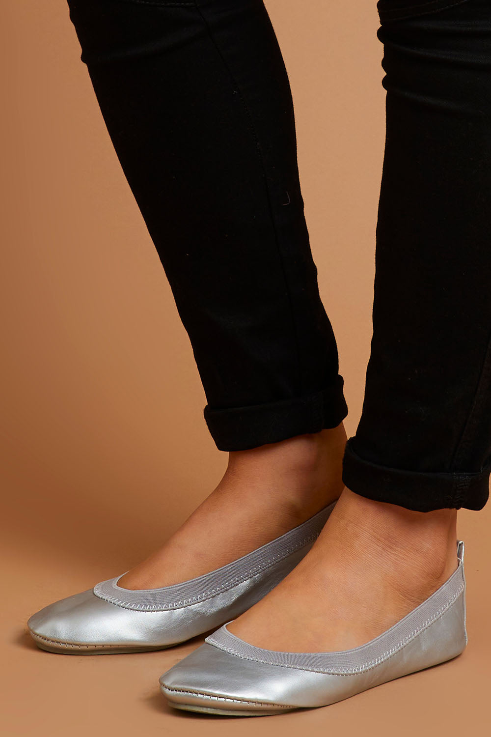 A model wearing size S of the Fold Up Flats in colour SilveGlitz (Metallics), from the front, showing the whole outfit