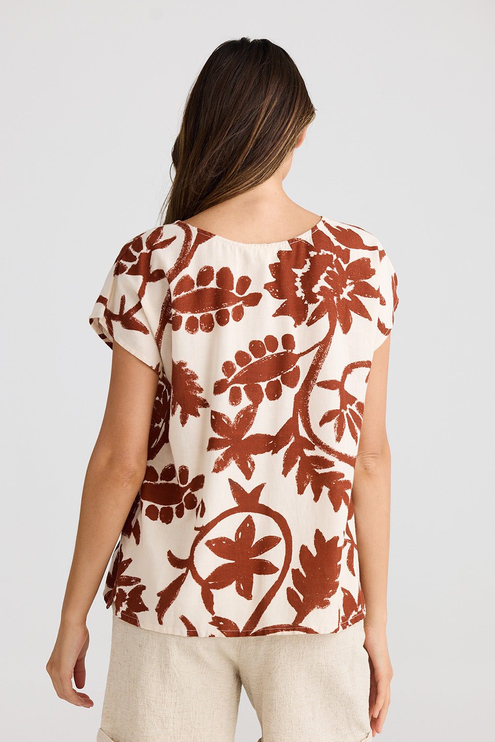 A model wearing the Havana Tee in colour Cubanbloom, from the back