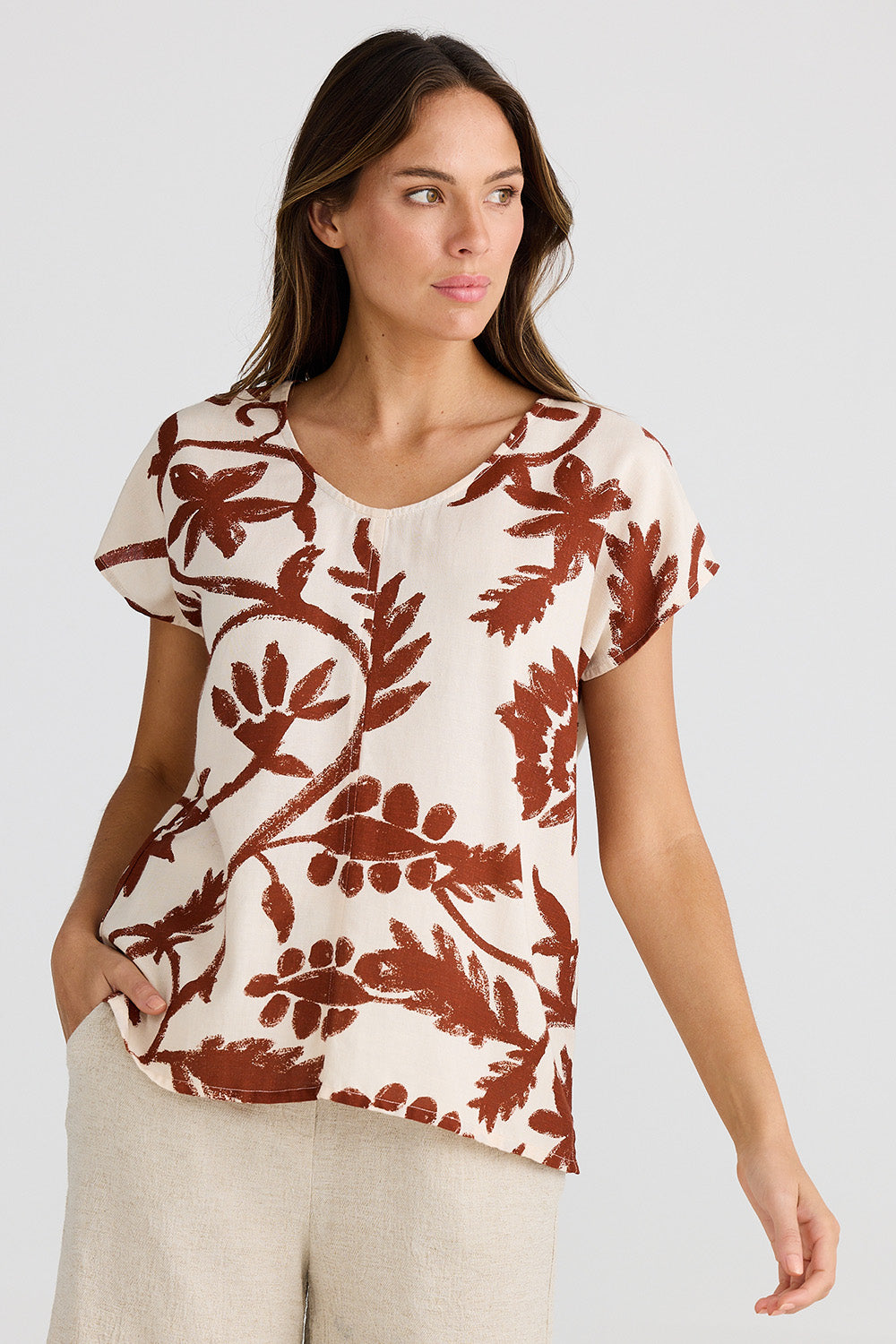 A model wearing the Havana Tee in colour Cubanbloom, from the front, cropped image