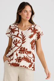 A model wearing the Havana Tee in colour Cubanbloom, from the front, cropped image