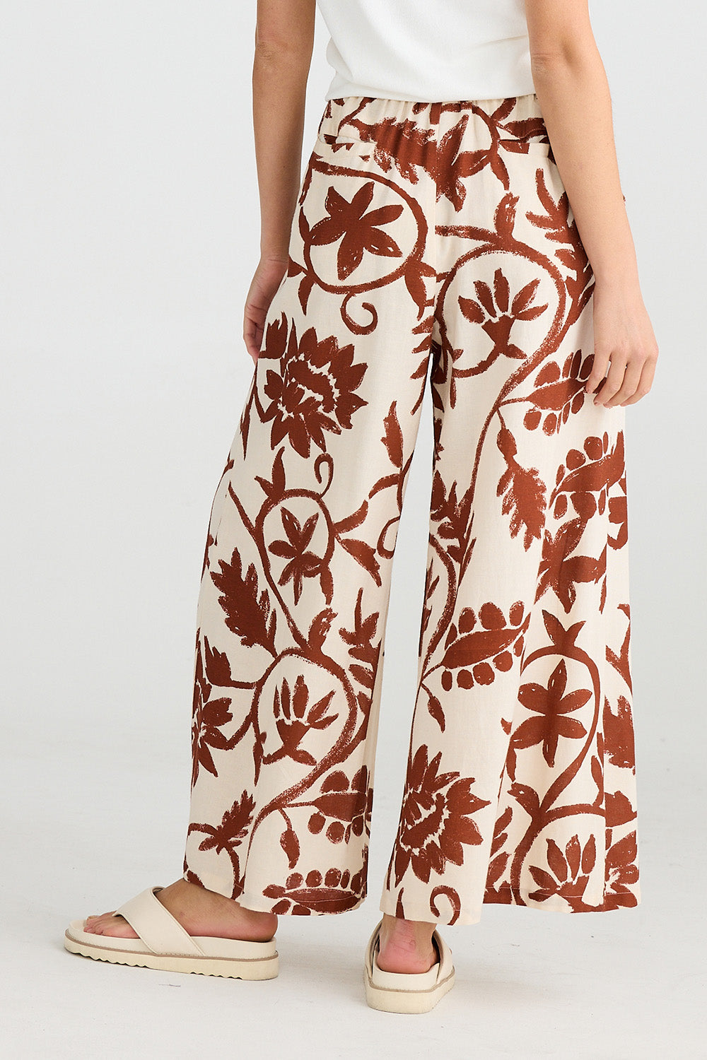A model wearing the Positano Pant in colour Cubanbloom, from the back
