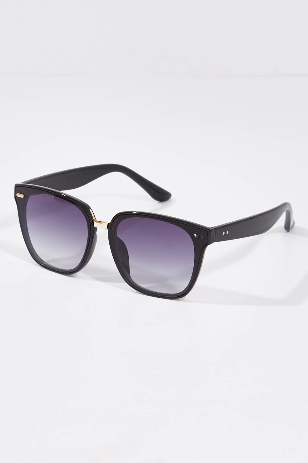 A model wearing size OneSize of the Somerset Sunglasses in colour Black (Black), from the front, showing the whole outfit