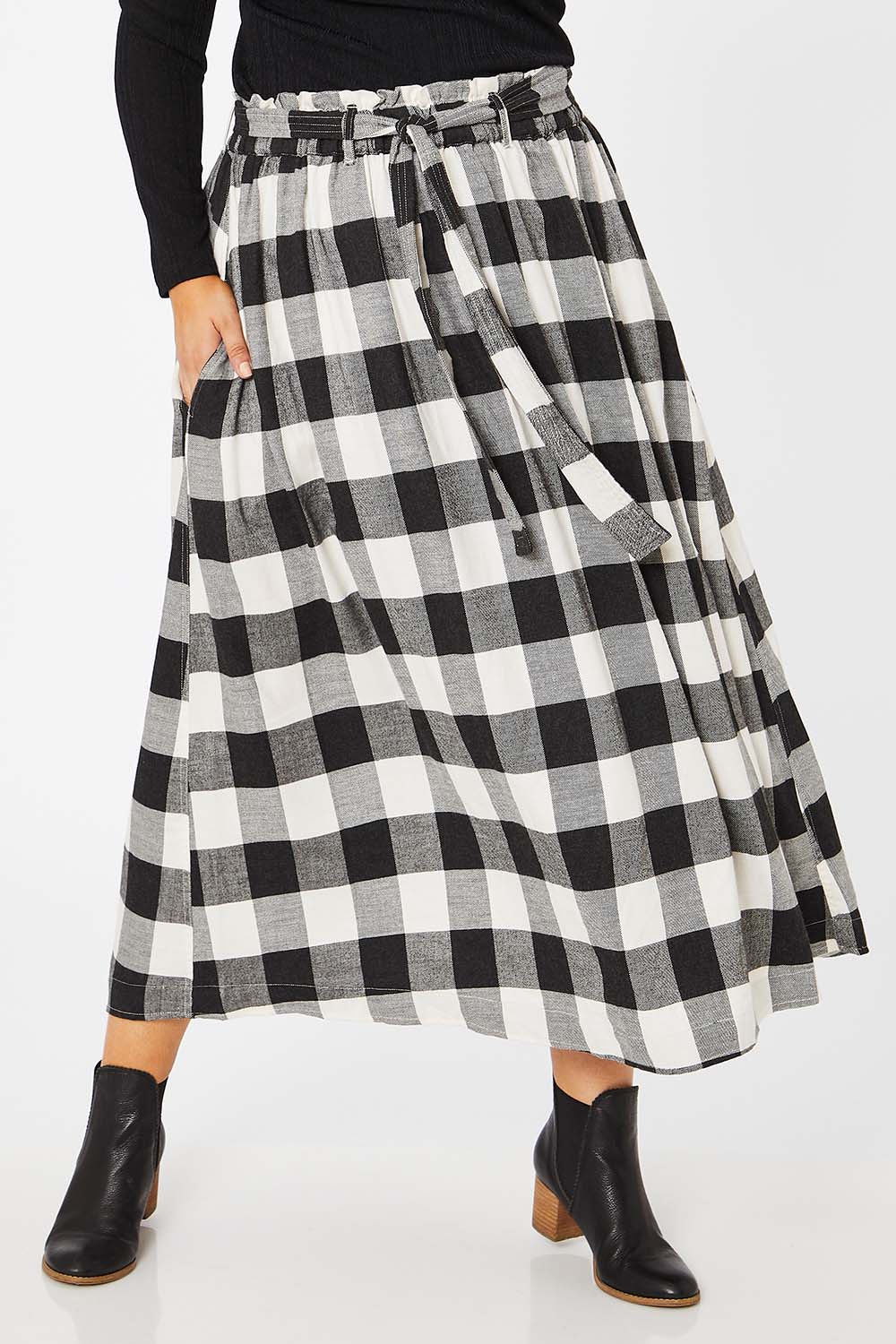 Model Jess wearing size L of the Natalia Skirt in colour Blkwhite (Black), from the front, cropped image