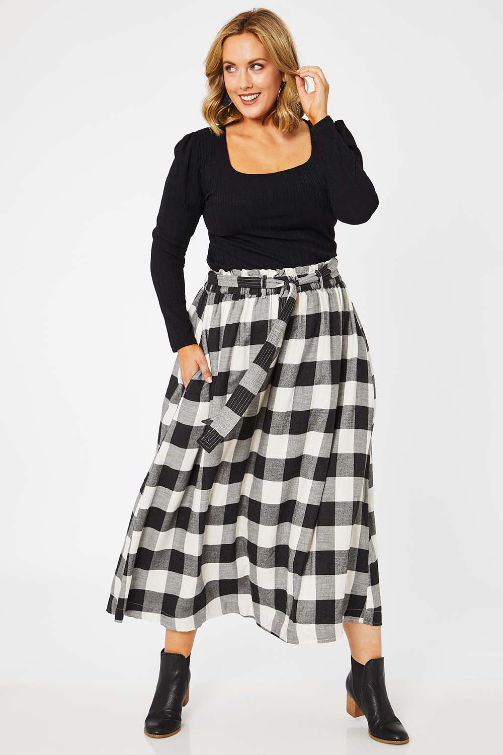 Model Jess wearing size L of the Natalia Skirt in colour Blkwhite (Black), from the front, showing the whole outfit