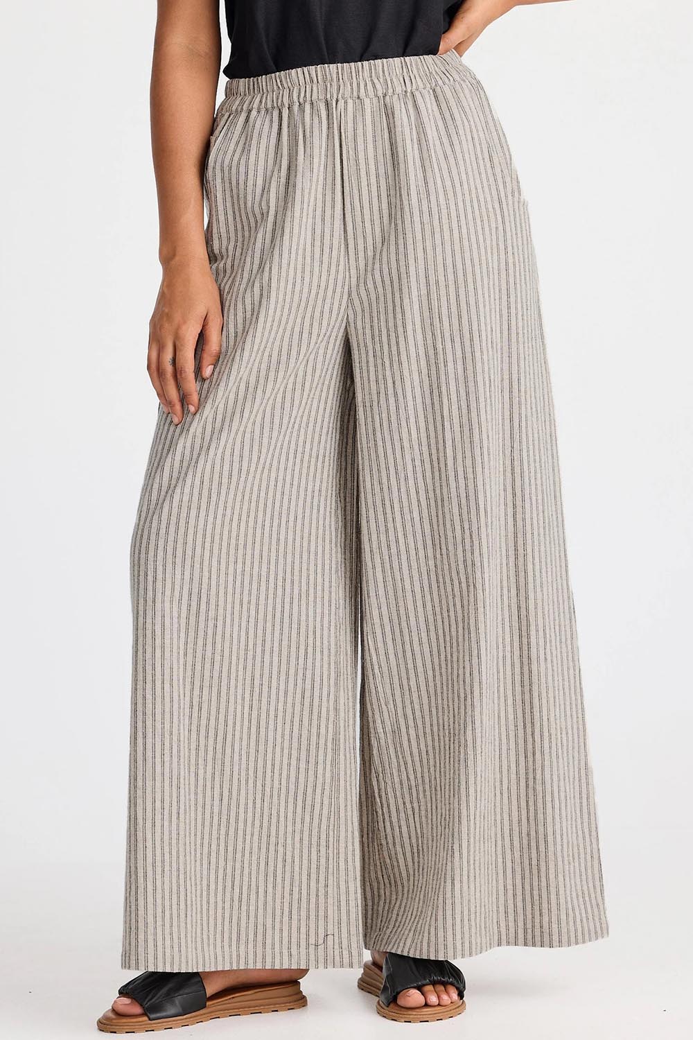 A model wearing the Positano Cotton Linen Pant in colour Pisastripe, from the front, cropped image