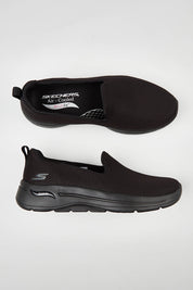 A model wearing size 7 of the Go Walk Arch Fit in colour Black (Black), from the front, showing the whole outfit