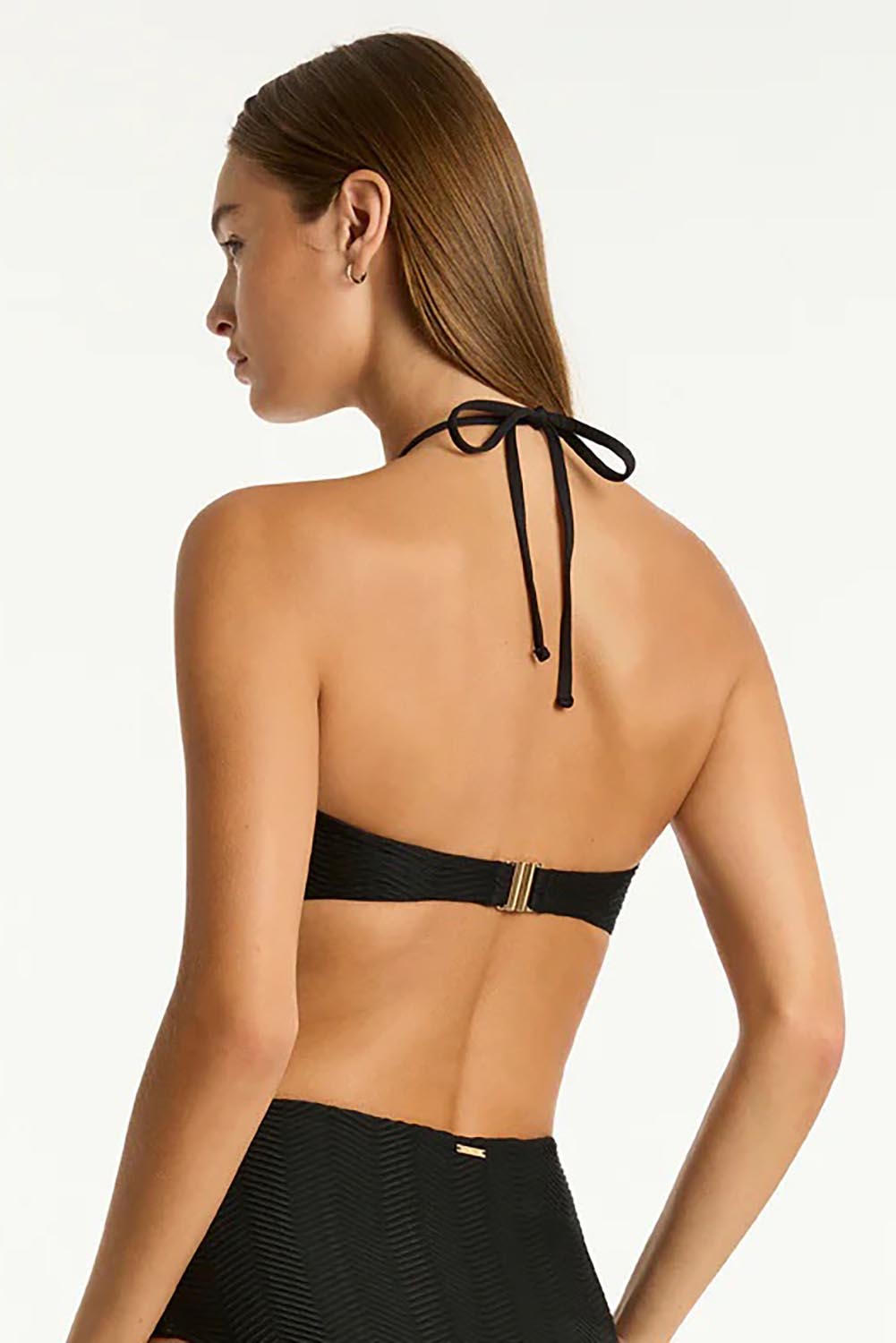 A model wearing the Ring Bandeau in colour Black (Black), from the back