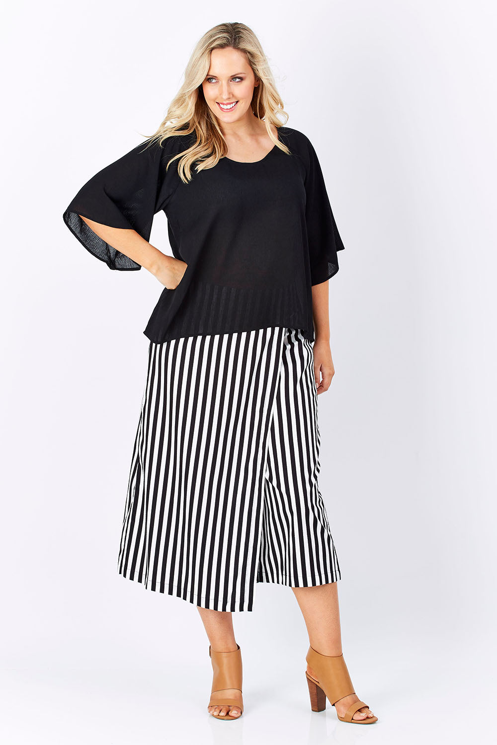 Model Jess wearing the Farreras Blouse in colour Black (Black), from the front, showing the whole outfit