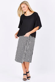 Model Maddy wearing the Farreras Blouse in colour Black (Black), from the front, showing the whole outfit
