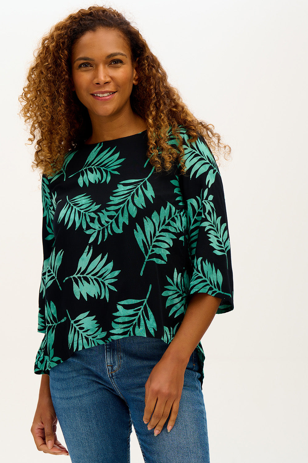 A model wearing the Casey Batik Top in colour Blkgreen (Black), from the front, cropped image
