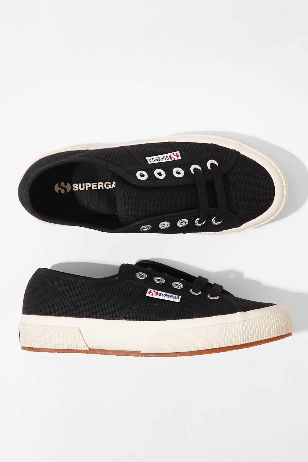 A model wearing size 36 of the 2750 Cotu Classic Sneaker in colour Black (Black), from the front, showing the whole outfit