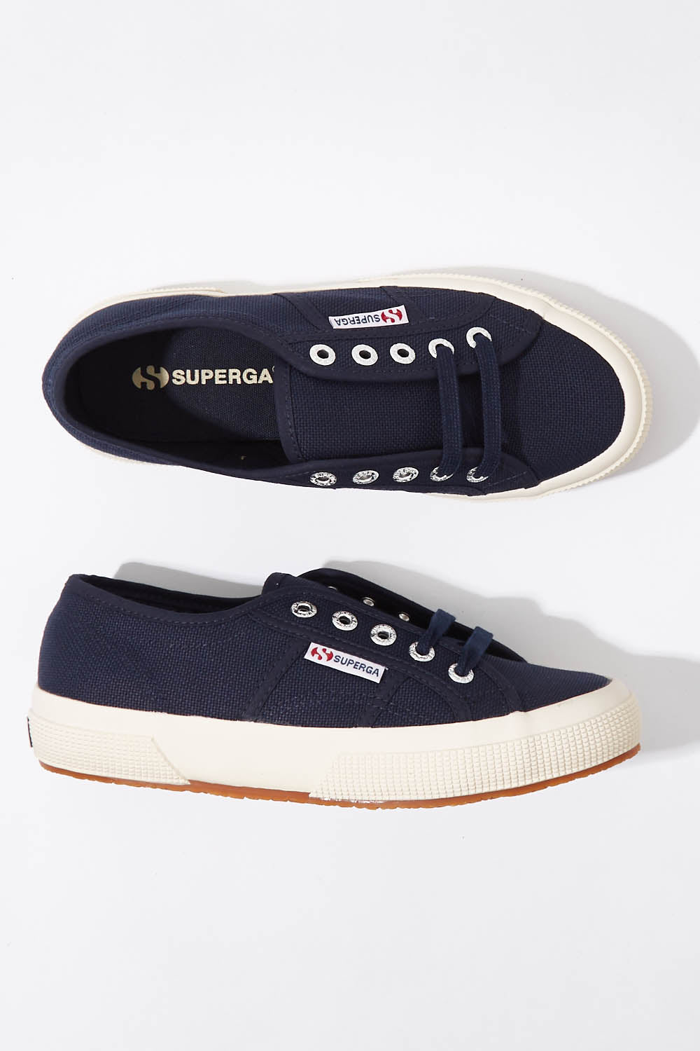 A model wearing size 36 of the 2750 Cotu Classic Sneaker in colour Navy (Blue), from the front, showing the whole outfit