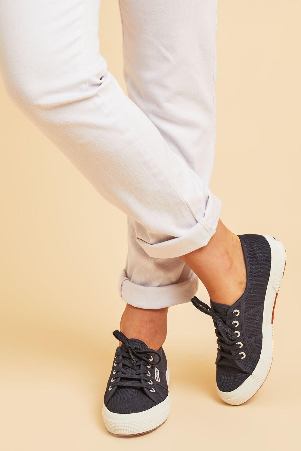 A model wearing size 38 of the 2750 Cotu Classic Sneaker in colour Navy (Blue), from the front, cropped image
