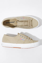 A model wearing size 36 of the 2750 Cotu Classic Sneaker in colour Taupe, from the front, showing the whole outfit