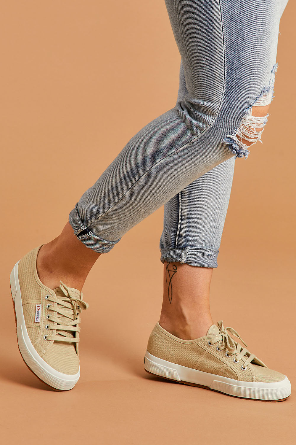 A model wearing size 38 of the 2750 Cotu Classic Sneaker in colour Taupe, from the front, cropped image