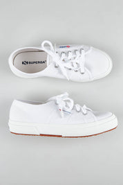A model wearing size 36 of the 2750 Cotu Classic Sneaker in colour White (White), from the front, showing the whole outfit