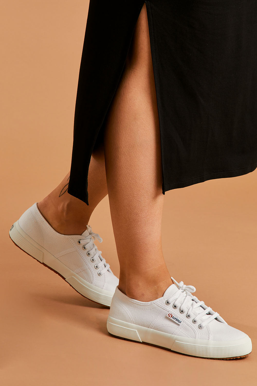 A model wearing size 38 of the 2750 Cotu Classic Sneaker in colour White (White), from the front, cropped image