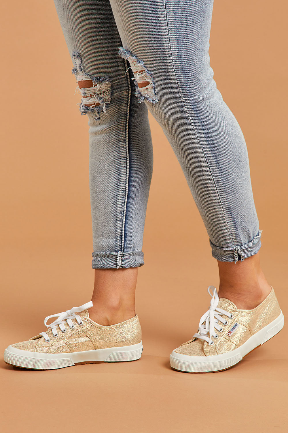A model wearing size 38 of the 2750 Lamew Metallic Sneaker in colour Yellowgold (Metallics), from the front, cropped image