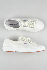 A model wearing size 37 of the Cotu Leather Sneaker in colour White (White), from the front, showing the whole outfit