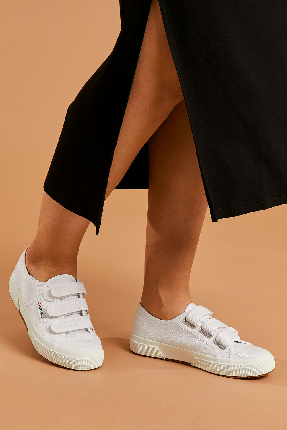 A model wearing size 38 of the 2750 Cotu Straps Sneaker in colour White (White), from the front, cropped image