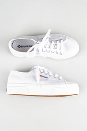 A model wearing size 36 of the 2740 Platform Sneaker in colour White (White), from the front, showing the whole outfit