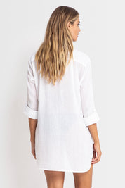 A model wearing the Resort Painters Shirt in colour White (White), from the back