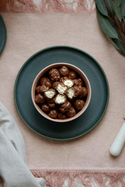 A model wearing the 100G Milk Chocolate Caramel Popcorn in colour Chocarapop, from the front, showing the whole outfit