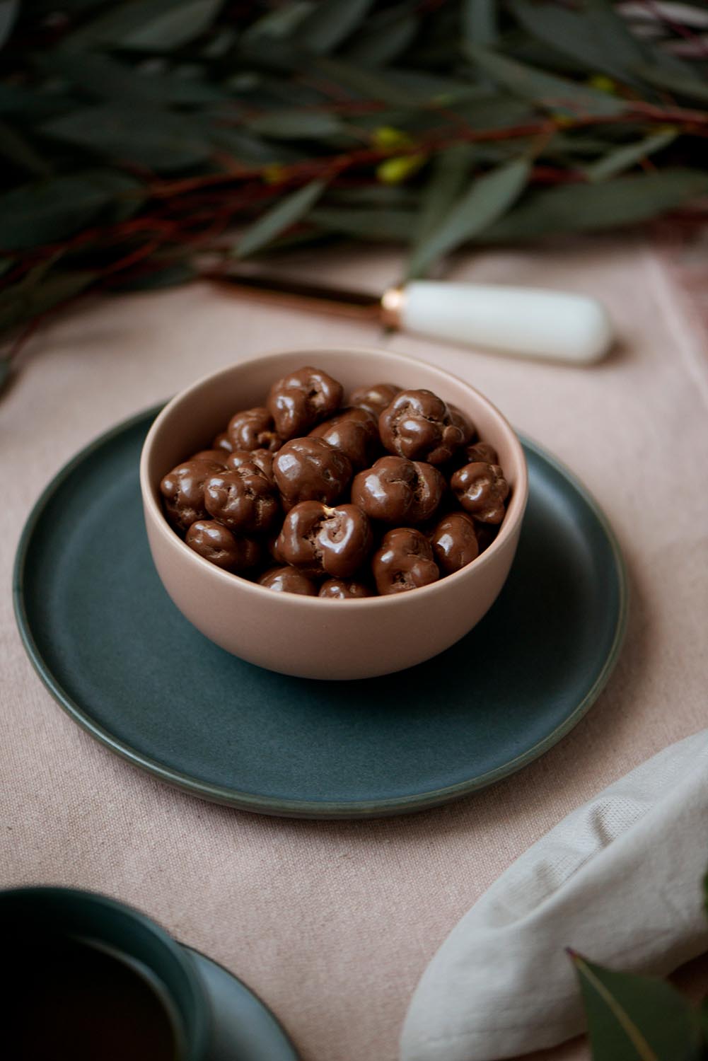 A model wearing the 100G Milk Chocolate Caramel Popcorn in colour Chocarapop, from the front, showing the whole outfit