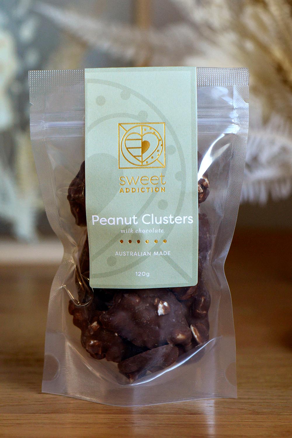 A model wearing the 120G Milk Chocolate Peanut Clusters in colour Peanutclus, from the front, showing the whole outfit