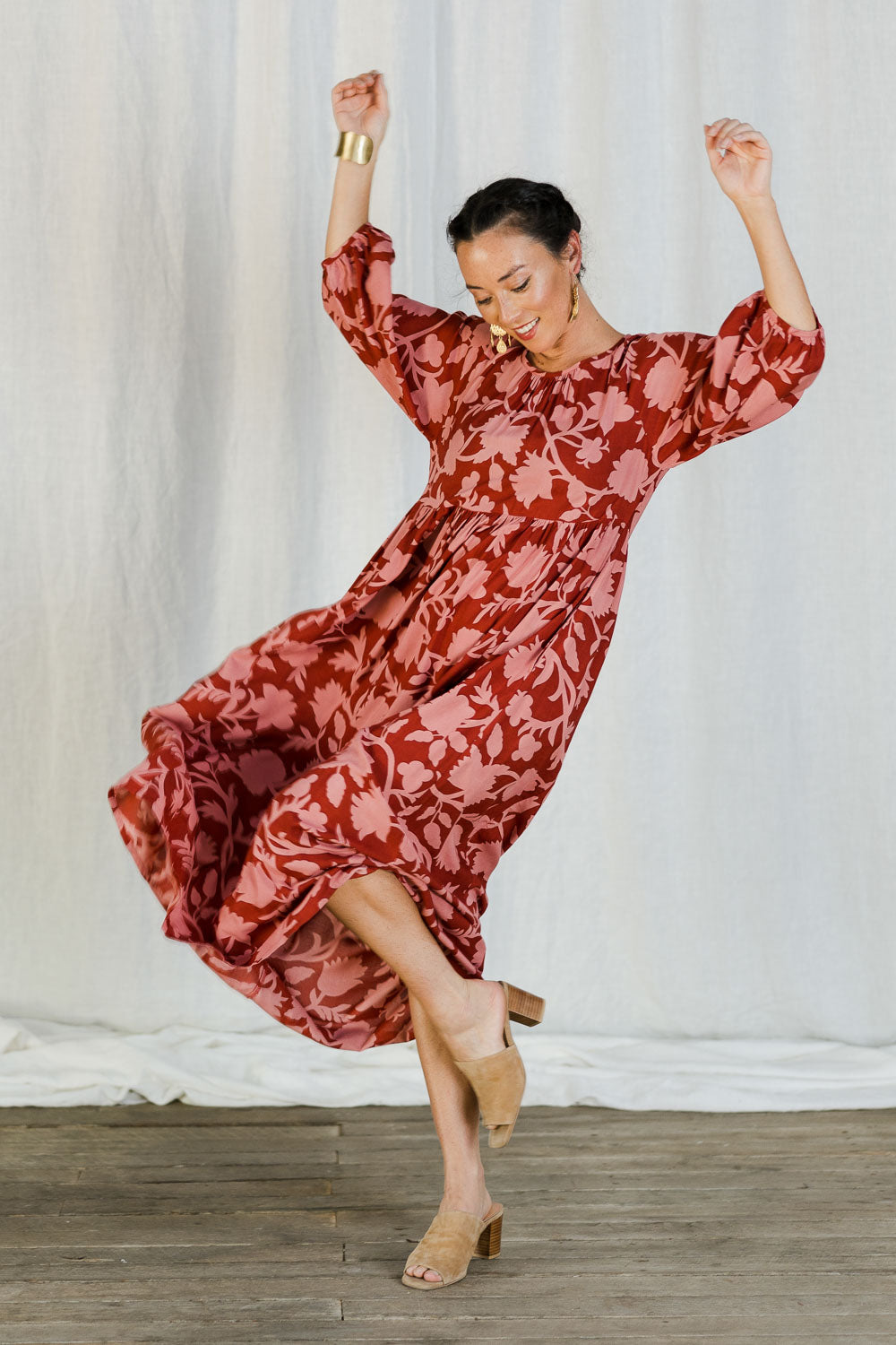 Model Katie wearing size 10 of the Alice Gathered Dress in colour Silhouette, from the front, showing the whole outfit