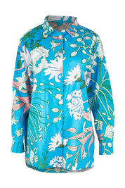 Product shot of the Selena Shirt in colour Garden (Blue), from the front