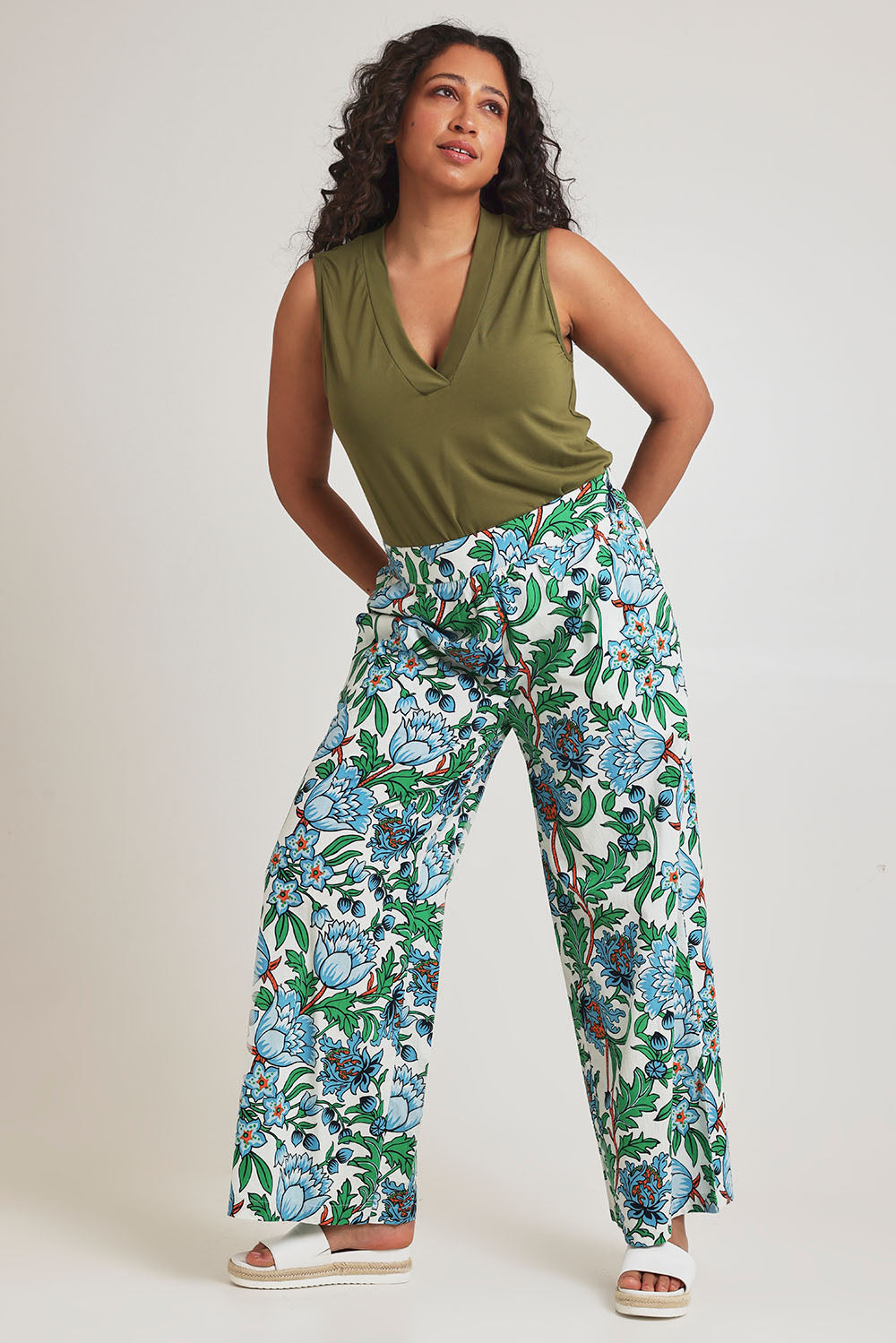 Model Terri-Leigh wearing size 14 of the Stella Cotton Pant in colour Thistle, from the front, showing the whole outfit
