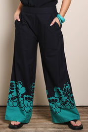 Model Georgiel wearing size 10 of the Stella Cotton Pant – Pansies in colour Pansies, in a cropped view