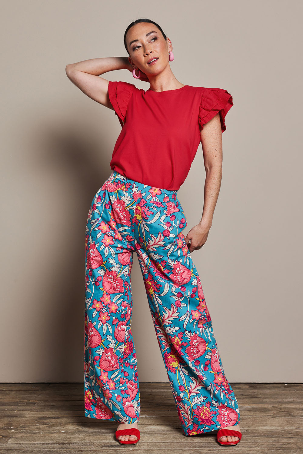 Model Katie wearing size 10 of the Stella Cotton Pant in colour Thistle, from the front, showing the whole outfit