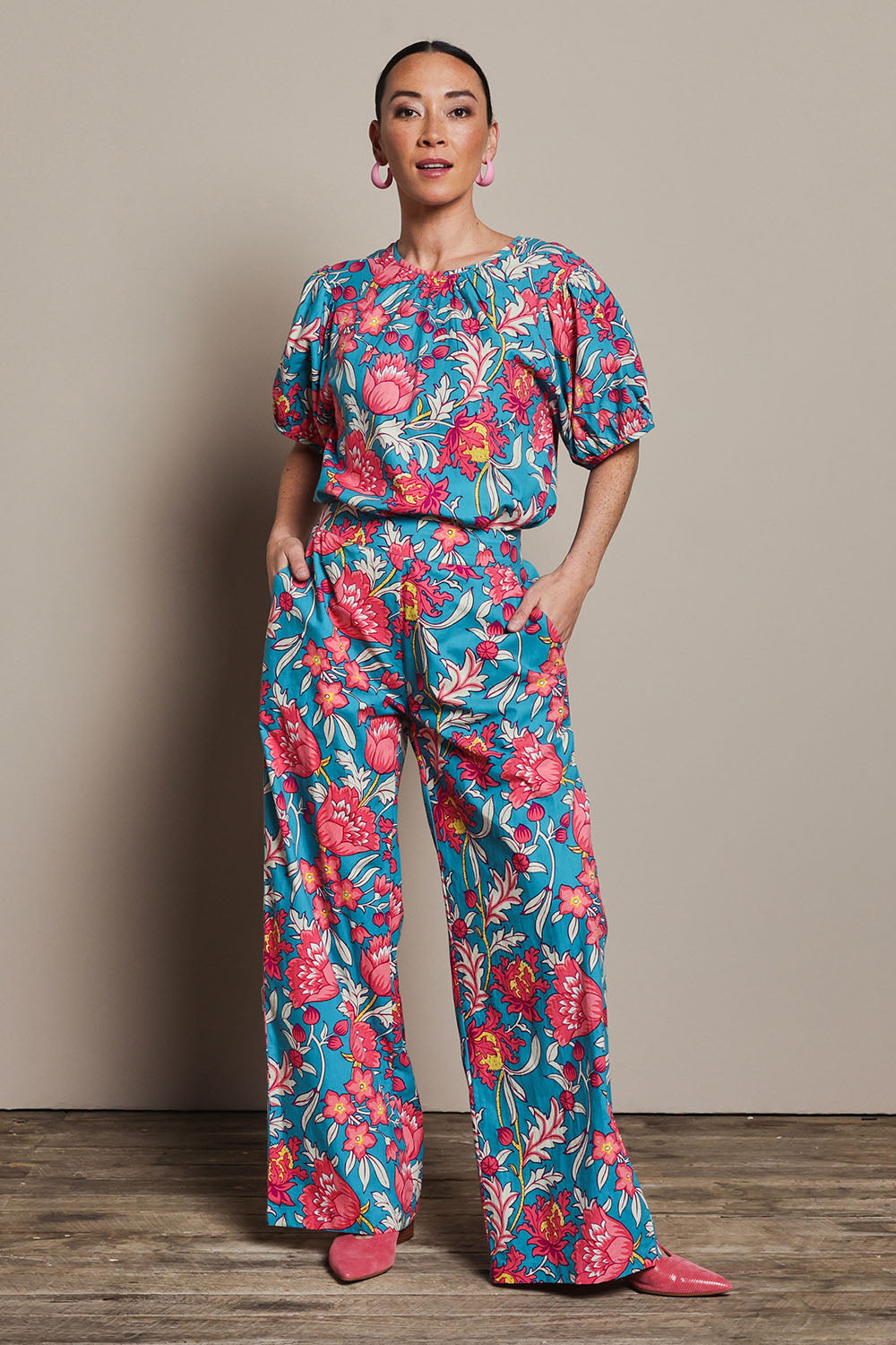 Model Katie wearing size 10 of the Stella Cotton Pant in colour Thistle, from the front, showing the whole outfit