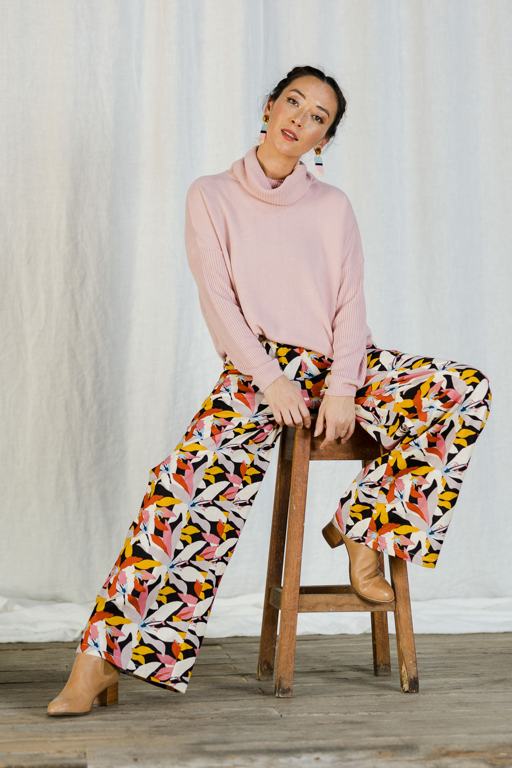 Model Katie wearing size 10 of the Stella Print Pant in colour Floral (Blue), from the front, showing the whole outfit