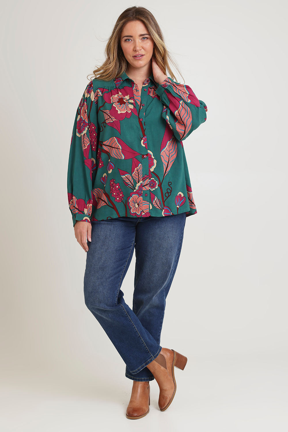 Model Chanel wearing size 16 of the Luna Shirt in colour Oleander, from the front, showing the whole outfit