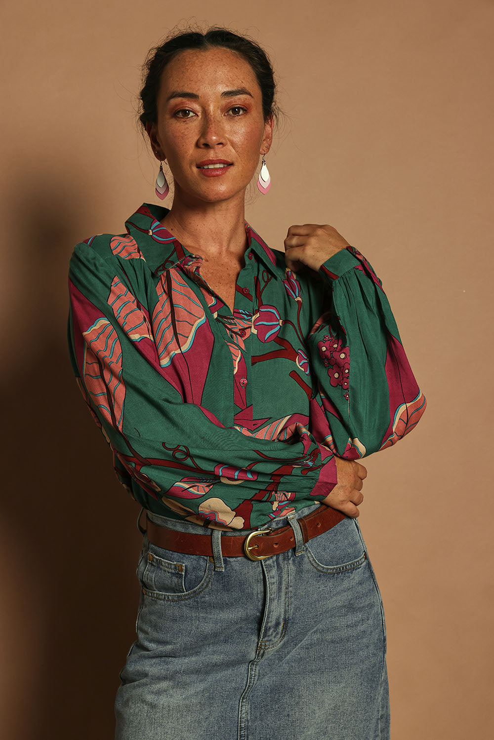 Model Katie wearing size 10 of the Luna Shirt in colour Oleander, from the front, showing the whole outfit