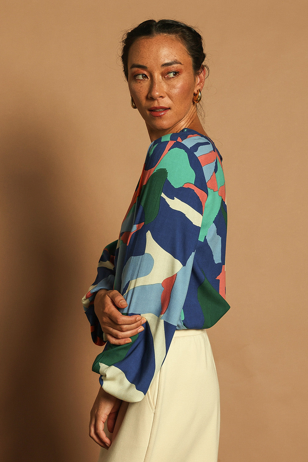 Model Katie wearing size 10 of the Harriet Blouse in colour Marble (Blue), from the front, cropped image